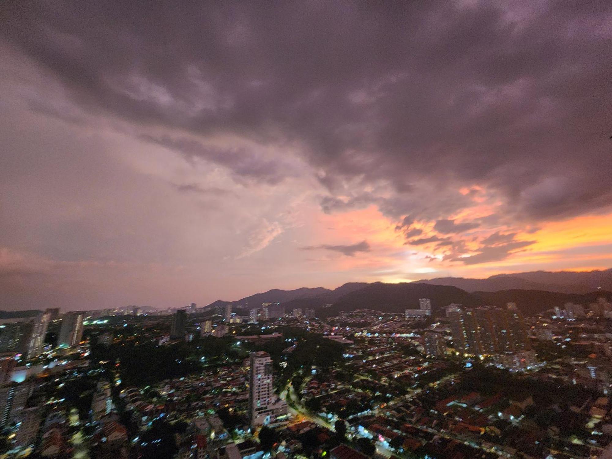 Urban Suites - Penang Jelutong Bagian luar foto